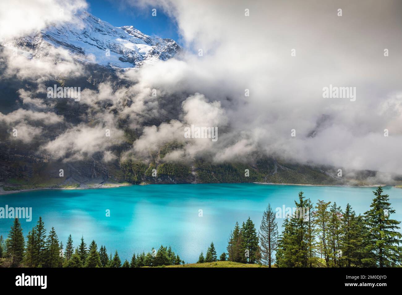 Misty Oeschinensee, lago di Oeschinen, sulle alpi svizzere dell'Oberland Bernese, Svizzera Foto Stock