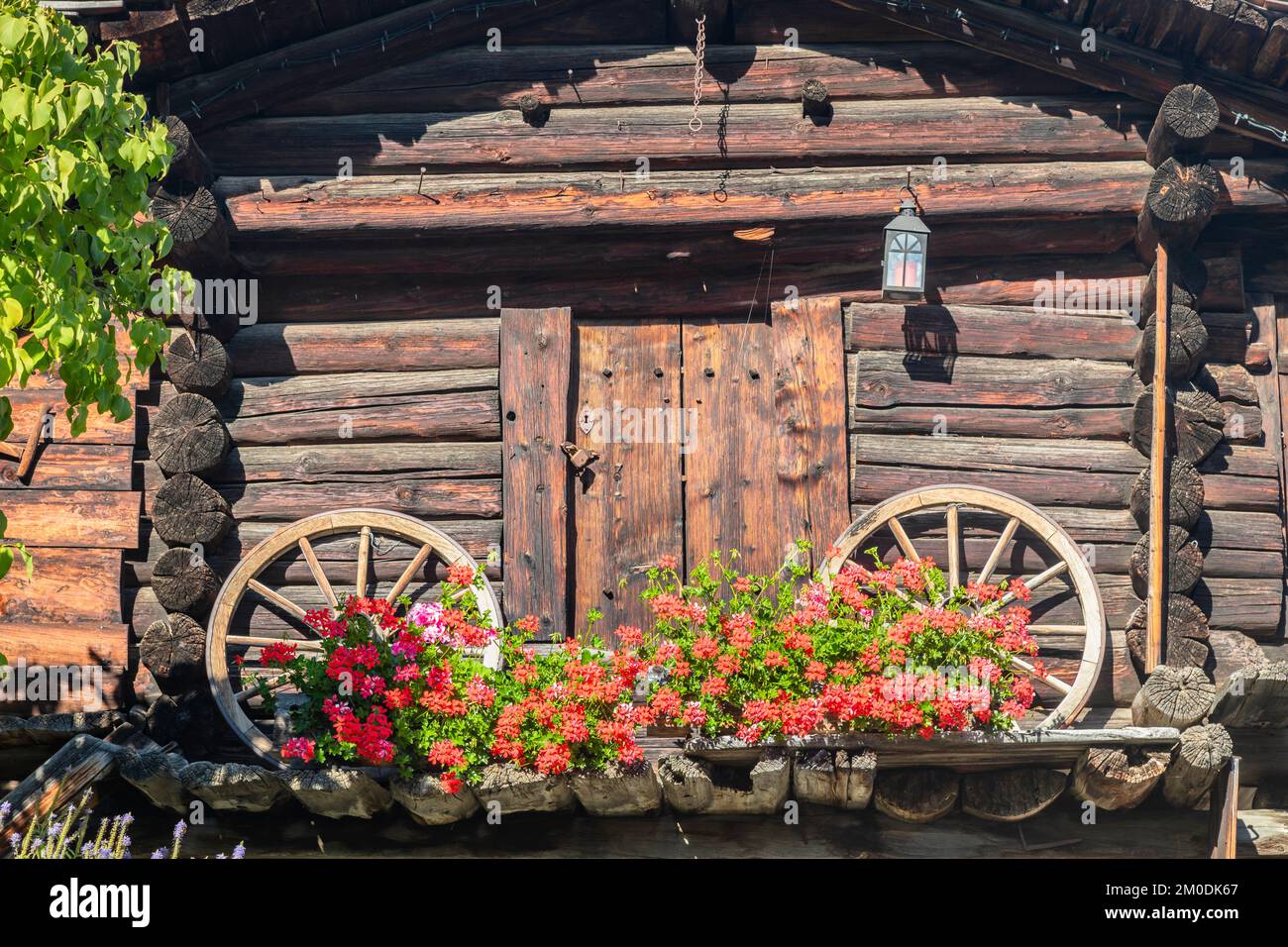 Fiori in balcone rustico in primavera con lampada, Interlaken, Svizzera Foto Stock