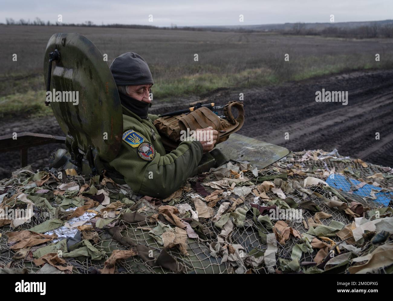 Terny, Ucraina. 28th Nov 2022. Il paramedico Ã¬VaydaÃ® controlla il giubbotto mentre era in un veicolo per personale blindato. La prima linea nella regione di Donbas in Ucraina continua nonostante l'inverno in rapido avvicinamento (Credit Image: © Ashley Chan/SOPA Images via ZUMA Press Wire) Foto Stock