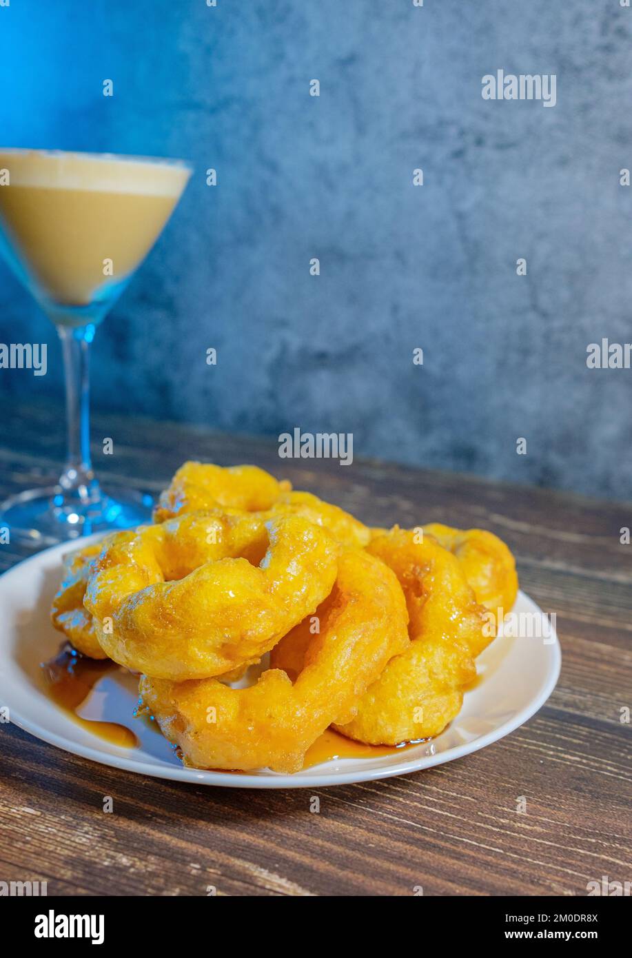 Dessert peruviano fatto con verdure e spezie, accompagnato da pisco acido Foto Stock
