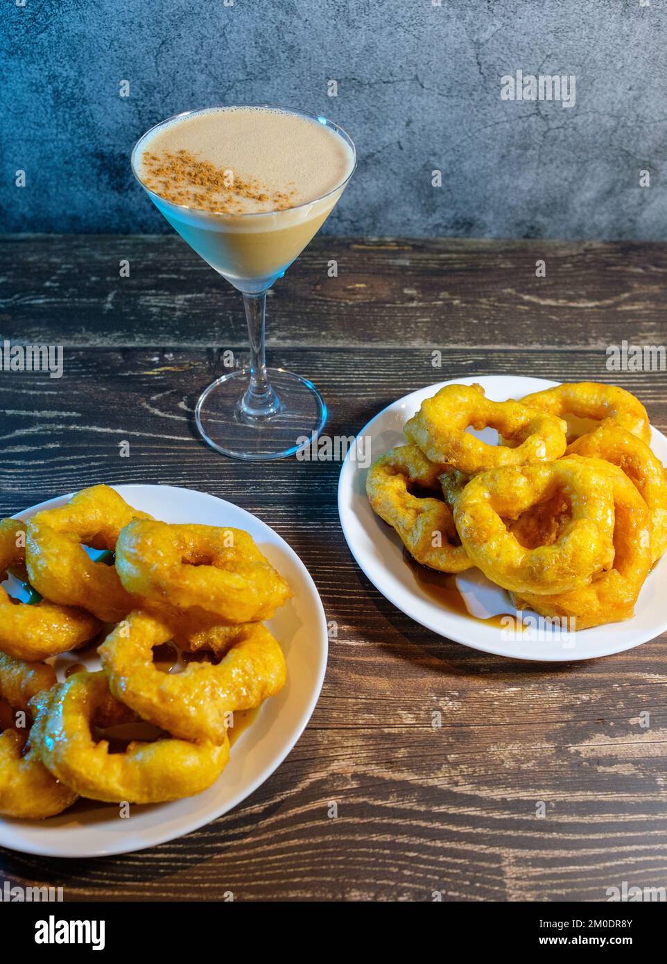 Dessert peruviano fatto con verdure e spezie, accompagnato da pisco acido Foto Stock