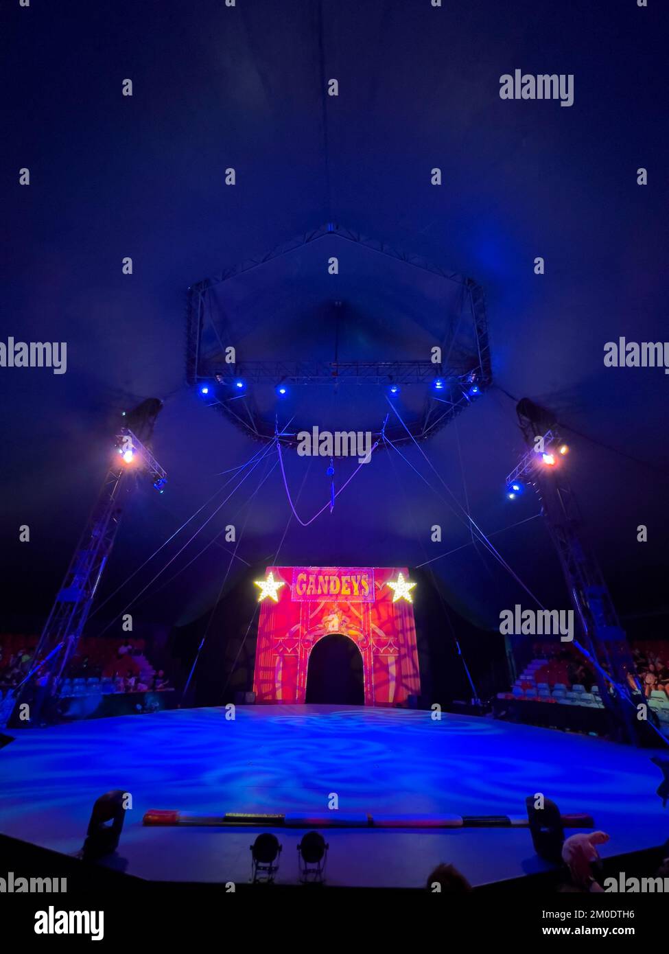 Vista interna verticale all'interno di una tenda da circo prima dell'inizio dello spettacolo dal vivo. Foto Stock