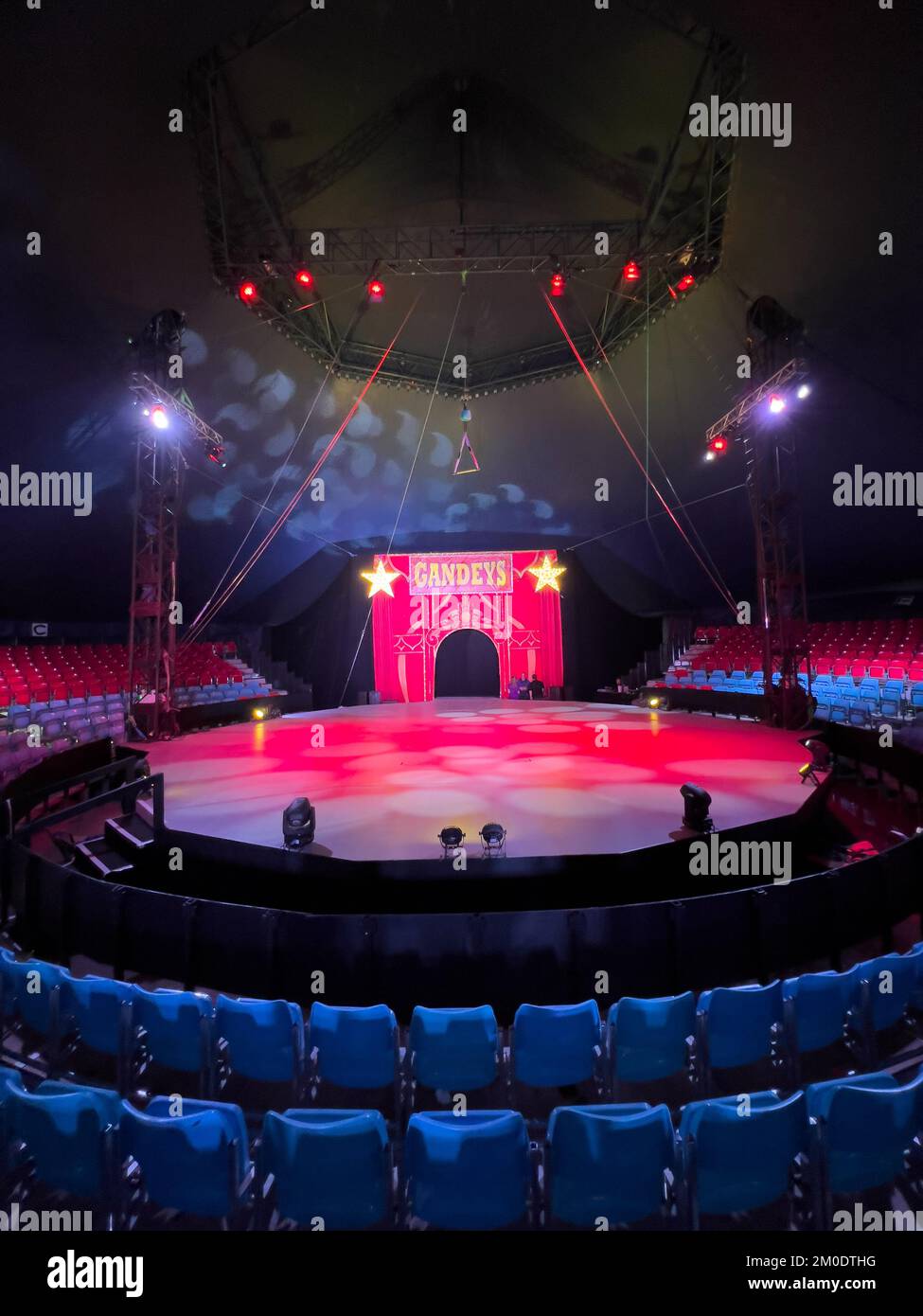 Vista interna verticale all'interno di una tenda da circo prima dell'inizio dello spettacolo dal vivo. Foto Stock