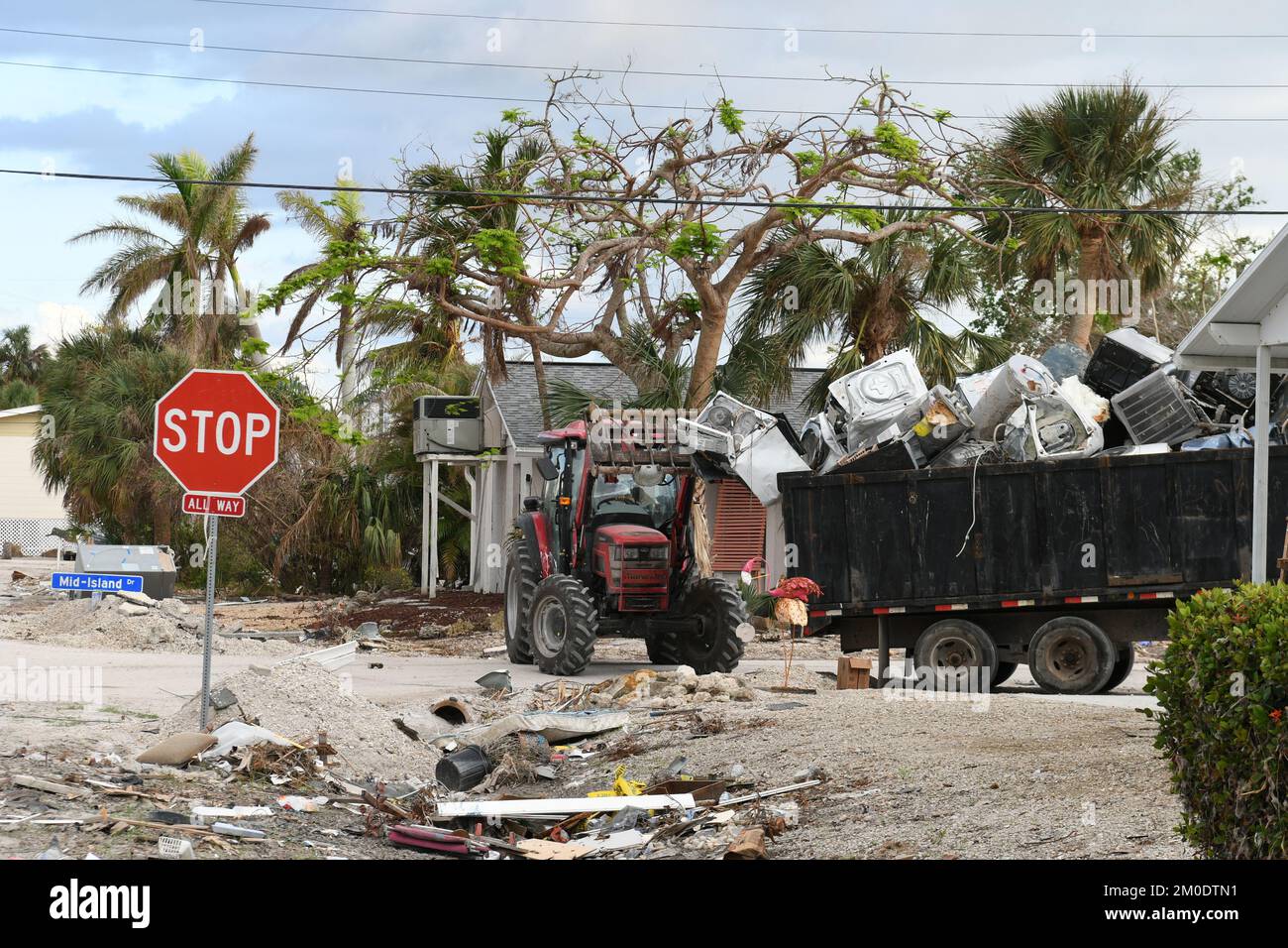 Fort Myers Beach, FL, USA--3 novembre 2022--gli equipaggi continuano a lavorare per pulire i detriti nei quartieri colpiti dall'uragano Ian. Jocelyn Augustino/FEMA Foto Stock