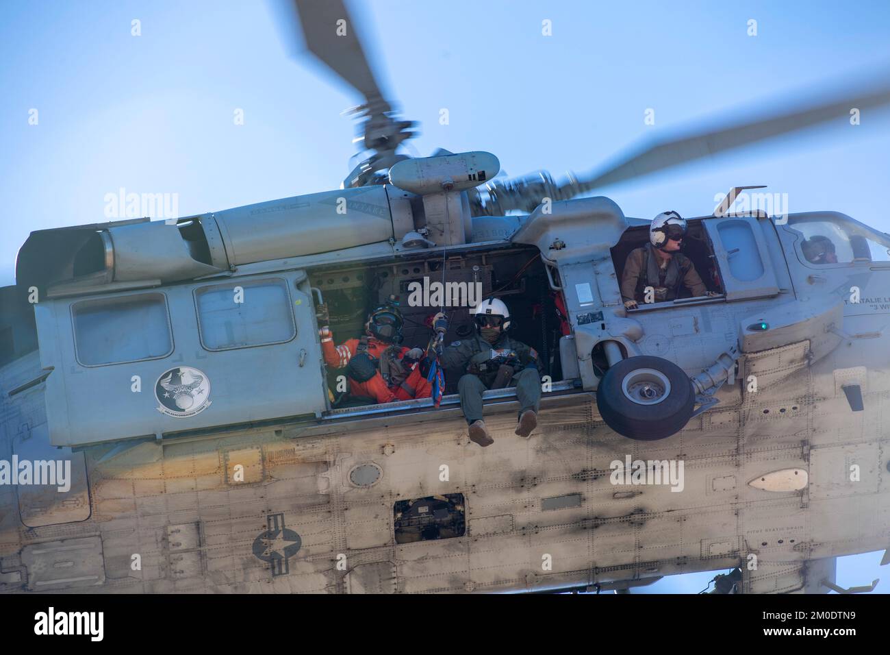221116-N-EV253-1216 SAN DIEGO (16 NOVEMBRE 2022) – Gli US Naval Aircrewmen (Elicotteri) ricevono formazione da rappresentanti di Air Rescue Systems (ARS) in un elicottero MH-60s Seahawk assegnato ai “Merlins” di Helicopter Sea Combat Squadron (HSC) 3 durante un corso dinamico di prova di concetto presso il Naval Outlying Landing Field di Imperial Beach, California, novembre 16. Il corso, supervisionato dal responsabile delle operazioni navali (CNO) Search and Rescue Model Manager (SARMM) di HSC-3, è stato guidato da ARS ed è stato progettato per insegnare ai piloti e agli aircrewmen della Marina la fisica dietro il sollevamento degli elicotteri e le nuove tecniche Foto Stock