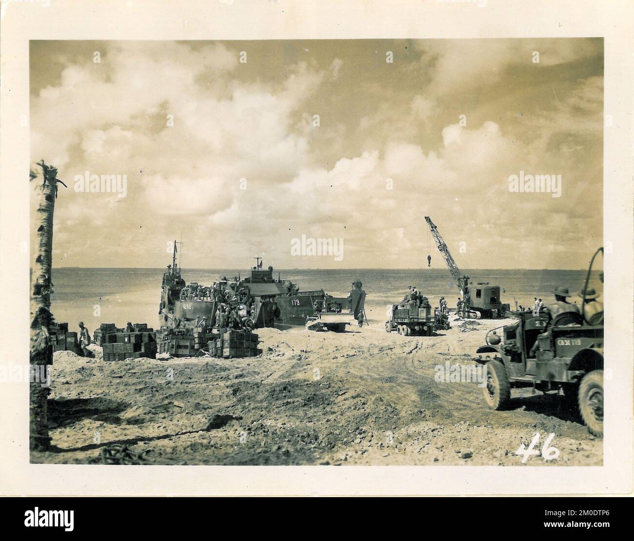 Un battaglione americano Seabee costruisce infrastrutture su un'isola nel Pacifico meridionale durante la seconda guerra mondiale Foto Stock