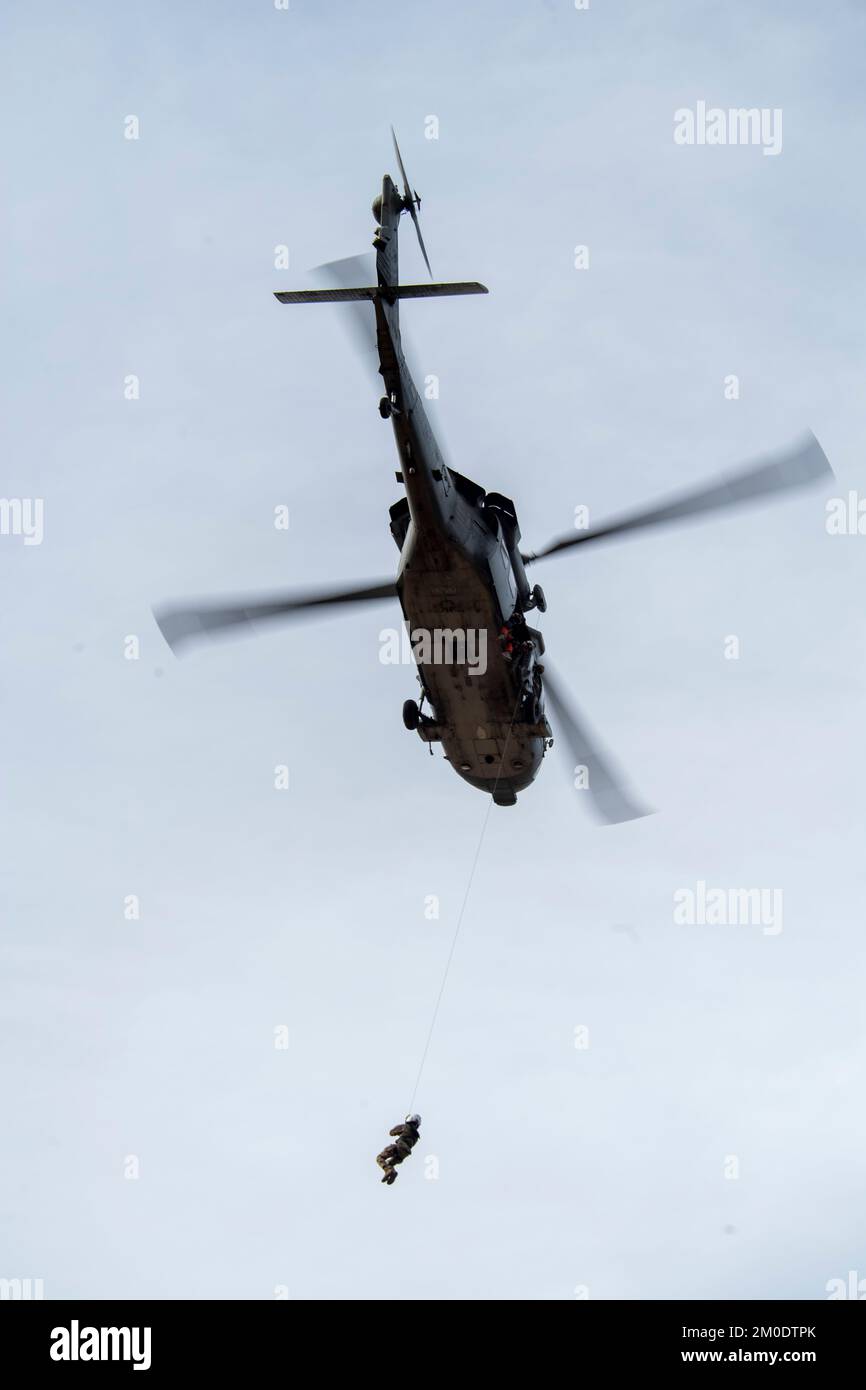 221117-N-EV253-1742 SAN DIEGO (17 novembre 2022) – Un US Naval Aircewmen (elicottero) pratica tecniche dinamiche di sollevamento da un elicottero MH-60s Seahawk assegnato ai “Merlins” di Helicopter Sea Combat Squadron (HSC) 3 durante un corso dinamico di prova di concetto. Durante il corso, che è stato supervisionato dal responsabile delle operazioni navali (CNO) Search and Rescue Model Manager (SARMM) di HSC-3, gli aviatori hanno lavorato insieme a rappresentanti di Air Rescue Systems (ARS) che hanno insegnato ai piloti della Marina e agli aircrewmen la fisica del sollevamento degli elicotteri e nuove tecniche per condurre dinamiche sicure ed efficienti Foto Stock