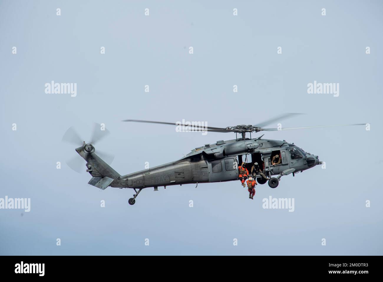 221117-N-EV253-1710 SAN DIEGO (17 novembre 2022) – gli US Naval Aircewmen (elicottero) lavorano insieme ai rappresentanti di Air Rescue Systems (ARS) per sollevare il personale in un elicottero MH-60s Seahawk assegnato ai “Merlins” di Helicopter Sea Combat Squadron (HSC) 3 durante un corso dinamico di prova di concetto. Il corso, supervisionato dal responsabile delle operazioni navali (CNO) Search and Rescue Model Manager (SARMM) di HSC-3, è stato progettato per insegnare ai piloti e agli aircrewmen della Marina la fisica dietro il sollevamento degli elicotteri e le nuove tecniche per condurre evoluzioni dinamiche di sollevamento sicure ed efficienti. Altro Foto Stock