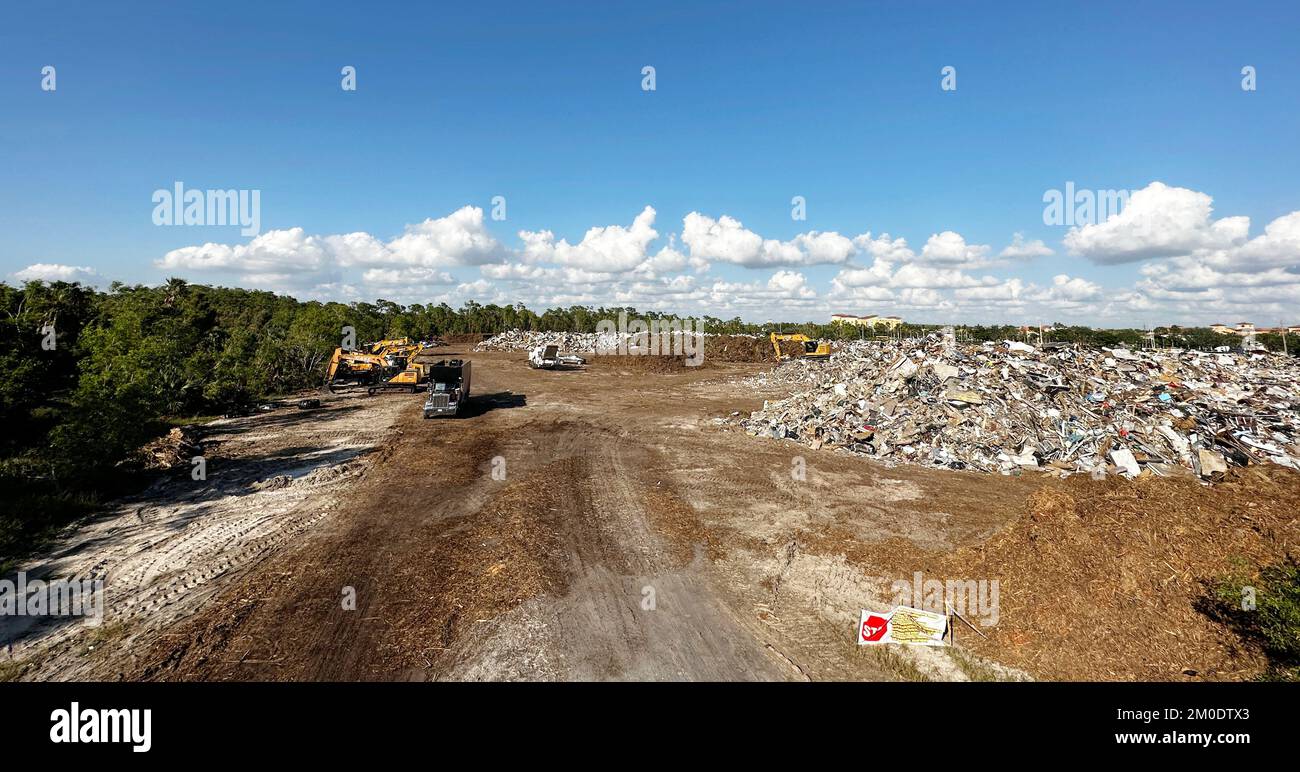 Estero, FL, USA--14 novembre 2022--i detriti provenienti dalle comunità circostanti vengono raccolti e portati in un sito di raccolta principale. Jocelyn Augustino/FEMA Foto Stock