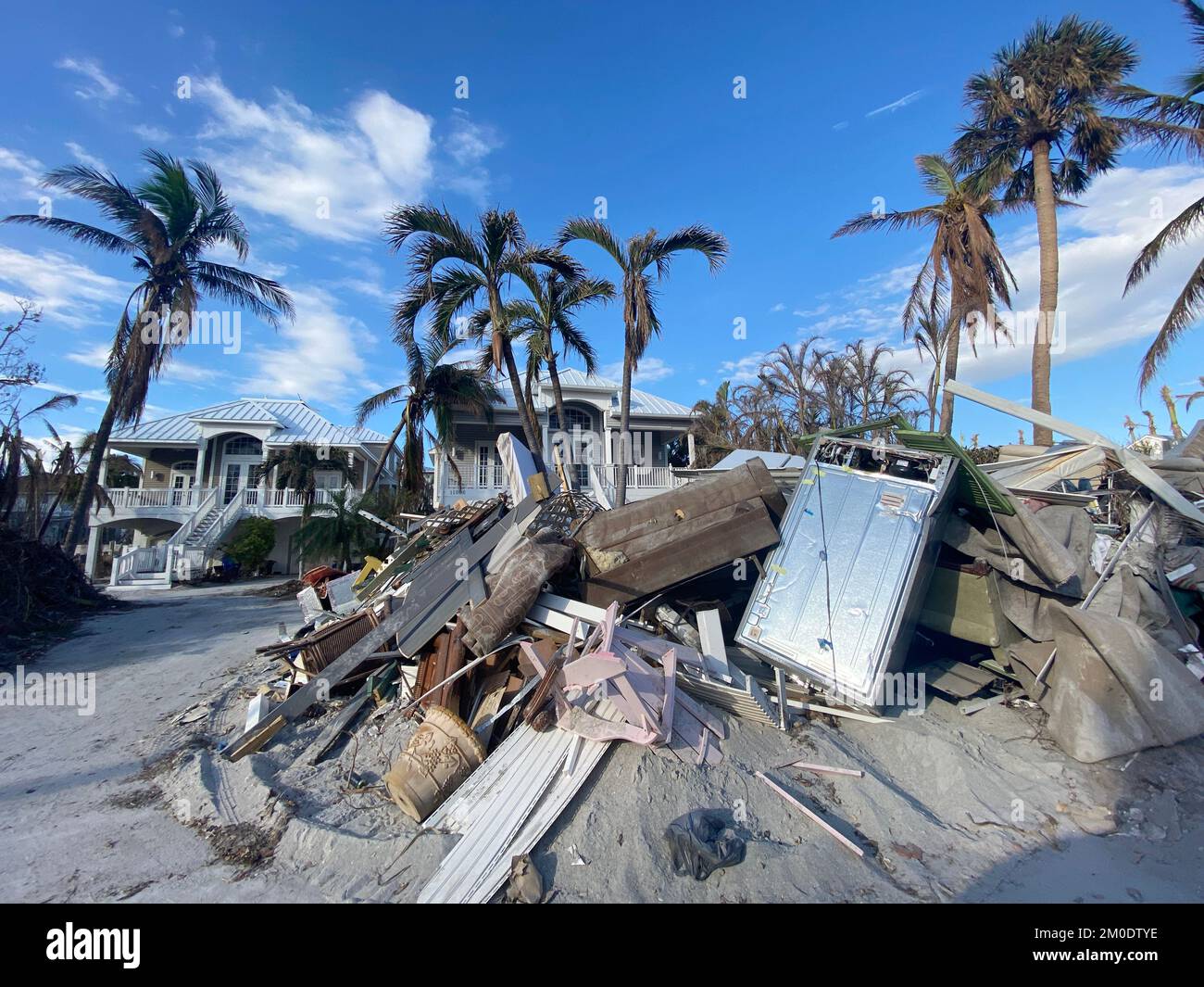 Captiva, FL, USA--29 ottobre 2022--mucchi di detriti costeggiano le strade in seguito all'uragano Ian. Jocelyn Augustino/FEMA Foto Stock
