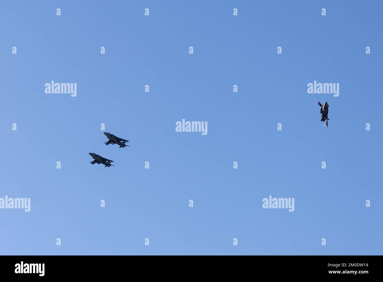 STATI UNITI Marines con Marine Attack Squadron (VMA) 542 volare tre AV-8B Harrier II jet su Marine Corps Air Station Cherry Point, North Carolina, 1 dicembre 2022. In conformità con il Force Design 2030, il VMA-542 è passato dal jet AV-8B Harrier II al jet da combattimento F-35B Lightning II e viene ridesignato come squadrone di attacco da combattenti marini. Il VMA-542 era un'unità subordinata di 2nd Marine Aircraft Wing, l'elemento di combattimento aereo della II Marine Expeditionary Force. (STATI UNITI Corpo marino foto di Lance CPL. Elias E. Pimentel III) Foto Stock