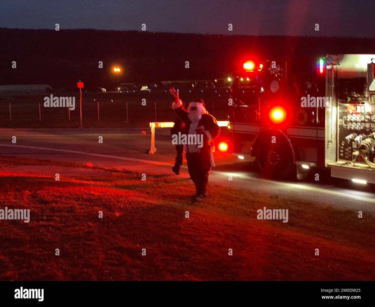 STATI UNITI Soldati, Airmen e alti dirigenti della Guardia Nazionale della Pennsylvania si uniscono alla comunità di Fort Indiantown Gap e a Babbo Natale per una cerimonia di illuminazione degli alberi al Community Club per dare il via alla stagione delle festività. Foto Stock