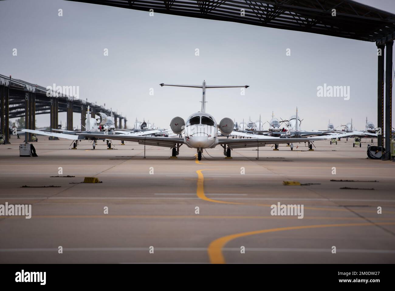 Un T-1A Jayhawk attende il suo equipaggio sulla linea di volo alla base dell'aeronautica di Vance, Okla, 03 novembre. Il T-1 viene utilizzato nella fase avanzata della formazione pilota per addestrare i piloti al sollevamento aereo e alle autocisterne. (STATI UNITI Foto dell'aeronautica di 2nd Lt. Jonathan Soferr) Foto Stock