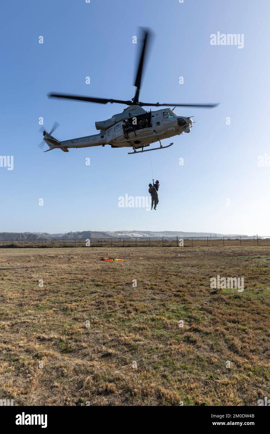 STATI UNITI Marines con Marine Light Attack Helicopter Squadron 169, Marine Aircraft Group 39, 3rd Marine Aircraft Wing (MAW), Lift CPL. Jacob Dinniddie, un UH-1Y Venom armi e istruttore tattico, e gli Stati Uniti Ryan Grant, direttore generale del reparto di Metty, è un capo ufficiale principale del reparto di Metty con lo squadrone del mare dell'elicottero 3, durante il cavaliere dell'acciaio 23, su Imperial Beach, California, 29 novembre 2022. L'esercizio fornisce a 3rd MAW l'opportunità di perfezionare la lotta di livello Wing a supporto della i Marine Expeditionary Force e della manovra della flotta. Dinwiddie è un nativo di Indianapolis. (STATI UNITI Corpo marino foto di Foto Stock