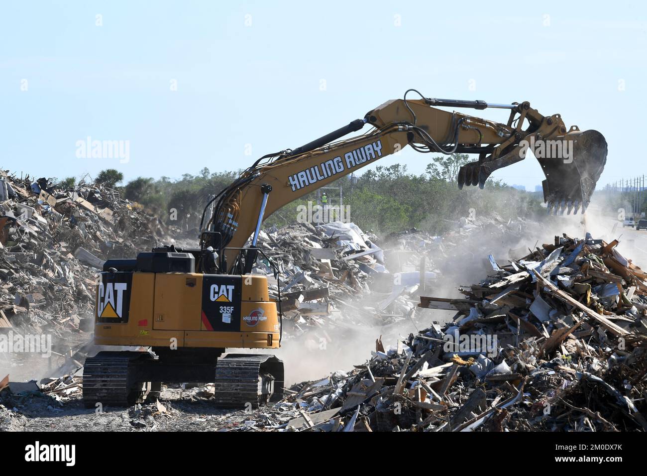 Fort Myers, Florida, USA--29 novembre 2022--gli equipaggi continuano a lavorare nei siti di raccolta dei detriti situati in tutte le comunità colpite dall'uragano Ian. Jocelyn Augustino/FEMA Foto Stock