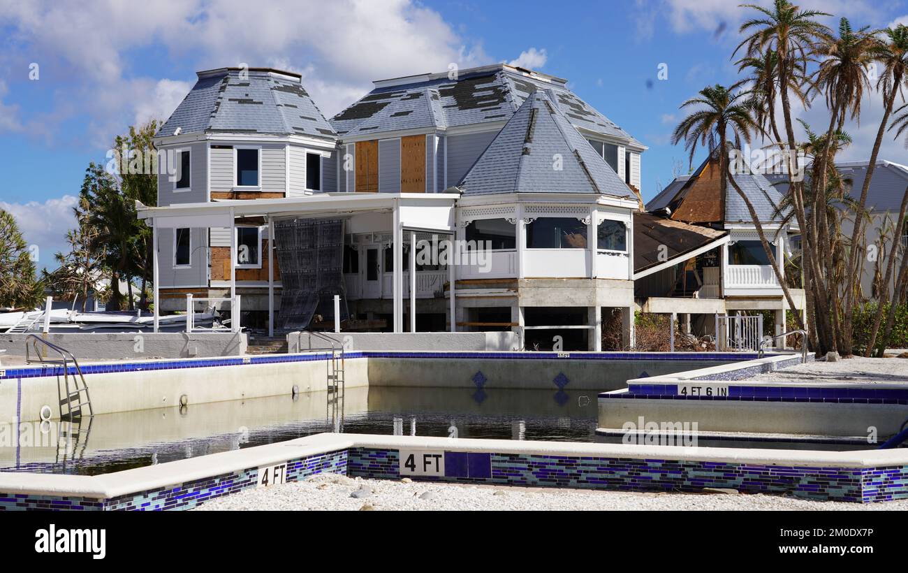 Fort Myers Beach, FL, USA--11/05/22--le case lungo il litorale sono distrutte dall'uragano Ian. Detriti accumulati sulla strada Christine Gonsalves/FEMA Foto Stock