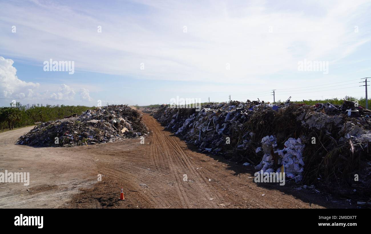 Lovers Key, FL, USA--1 dicembre 2022--uragano Ian:Un sito di detriti è istituito per raccogliere i detriti dalle società di rimozione dei detriti contratti. Christine Gonsalves/FEMA Foto Stock