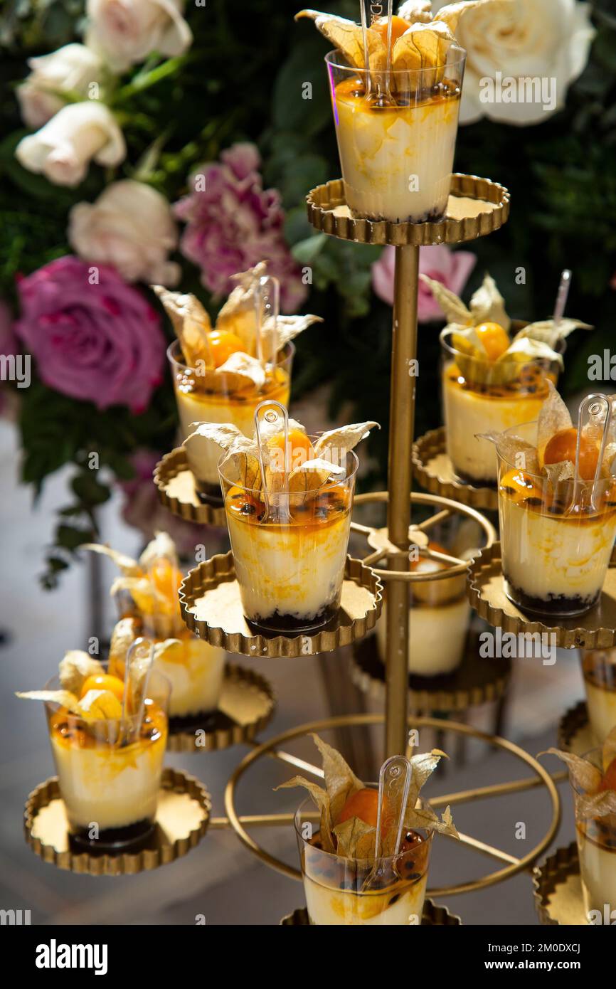 il flan di mirtillo palustre del capo sul tavolo da dessert durante la celebrazione Foto Stock