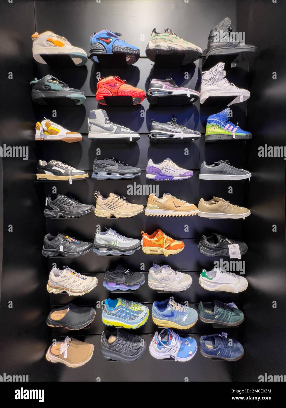 Le sneaker Nike, Adidas, Puma sono esposte sugli scaffali per consentire al visitatore di scegliere il proprio stile preferito. Foto Stock