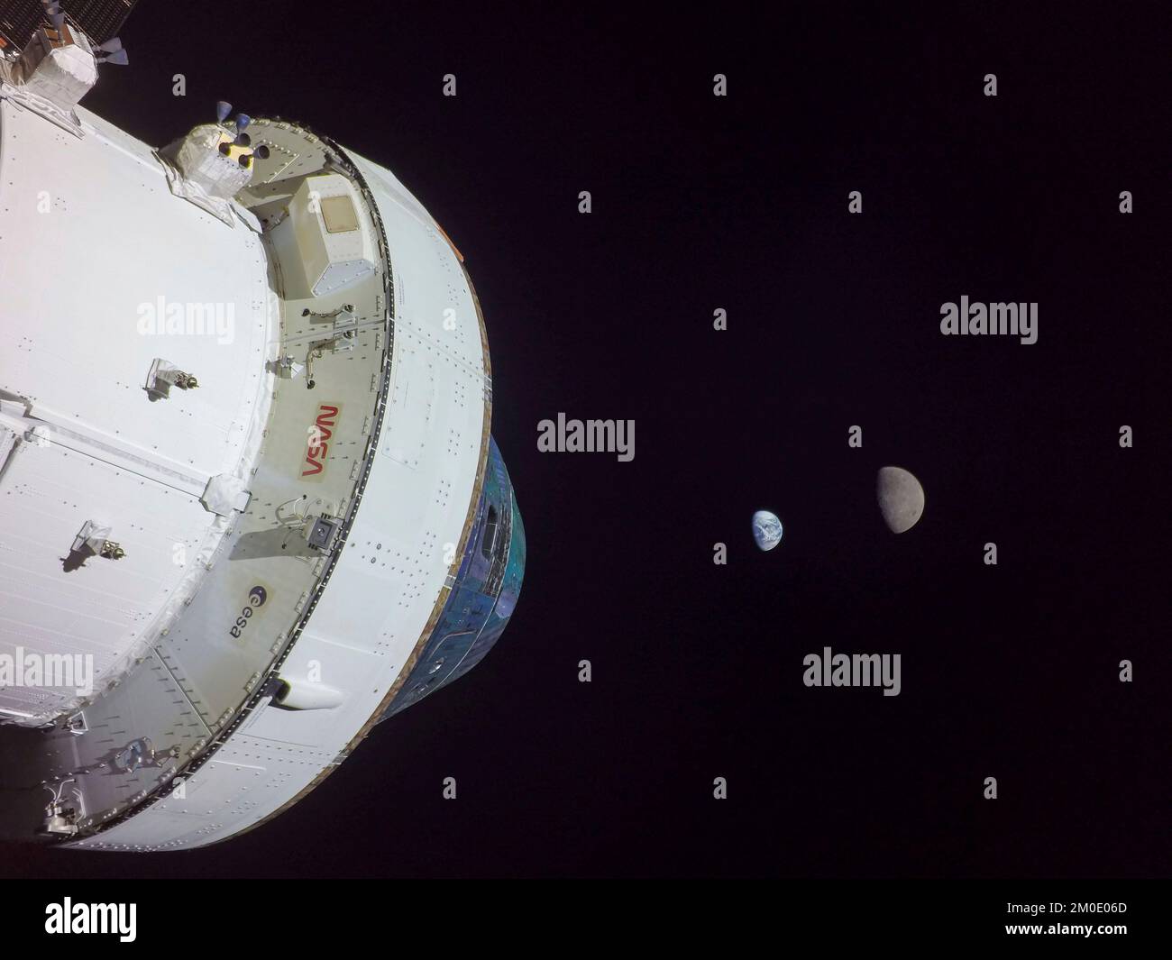 Il giorno del volo 13, 28 novembre 2022, Orion ha raggiunto la sua massima distanza dalla Terra durante la missione Artemis i, quando era a 268.563 miglia dal nostro pianeta di origine. Orion ora ha viaggiato più lontano di qualsiasi altro veicolo spaziale costruito per gli esseri umani. Il logo dell'ESA (Agenzia spaziale europea) è visibile in queste foto sul modulo dei servizi europei. Questo contributo a Orion include ESAs ampio motore principale di Orion, il motore Orbital manoving System. Credito: NASA tramite CNP Foto Stock
