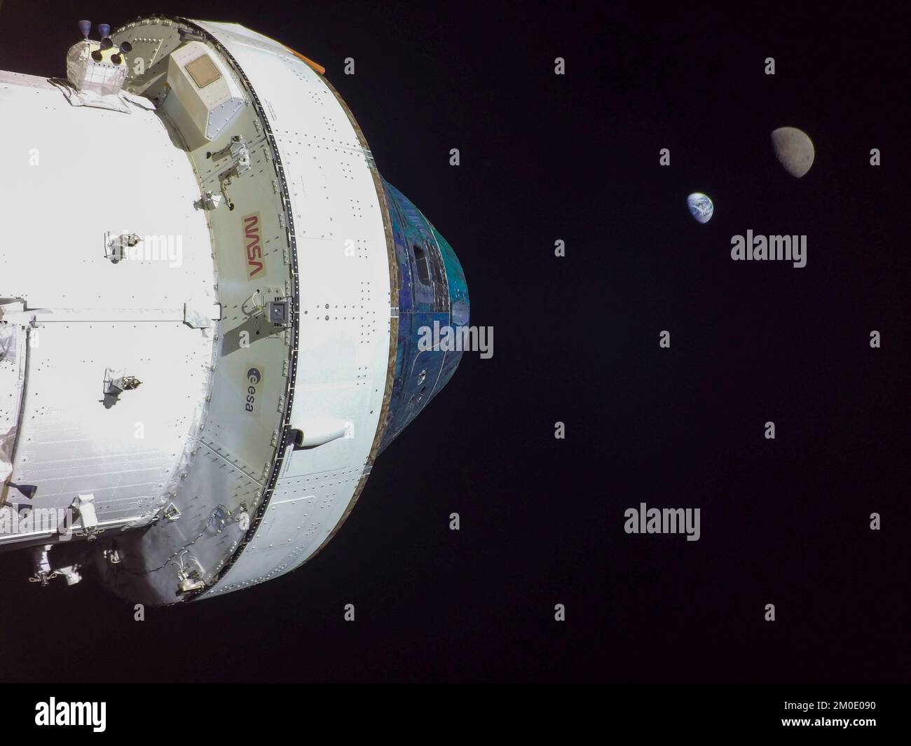 Il giorno del volo 13, 28 novembre 2022, Orion ha raggiunto la sua massima distanza dalla Terra durante la missione Artemis i, quando era a 268.563 miglia dal nostro pianeta di origine. Orion ora ha viaggiato più lontano di qualsiasi altro veicolo spaziale costruito per gli esseri umani. Il logo dell'ESA (Agenzia spaziale europea) è visibile in queste foto sul modulo dei servizi europei. Questo contributo a Orion include ESAs ampio motore principale di Orion, il motore Orbital manoving System. Credito: NASA tramite CNP Foto Stock