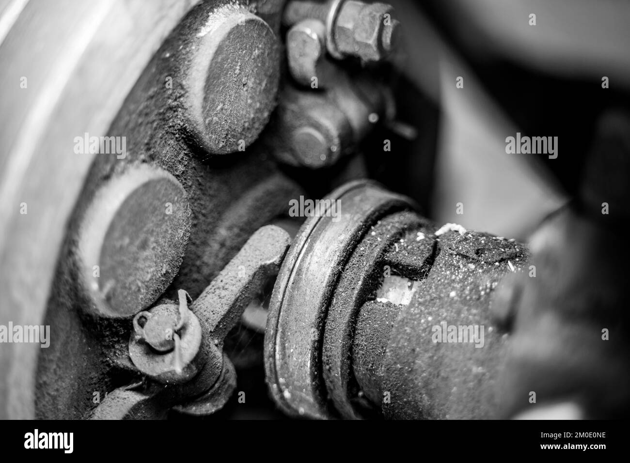 Primo piano del trattore a passo guidato da una puleggia. Vecchio apparato agricolo Foto Stock