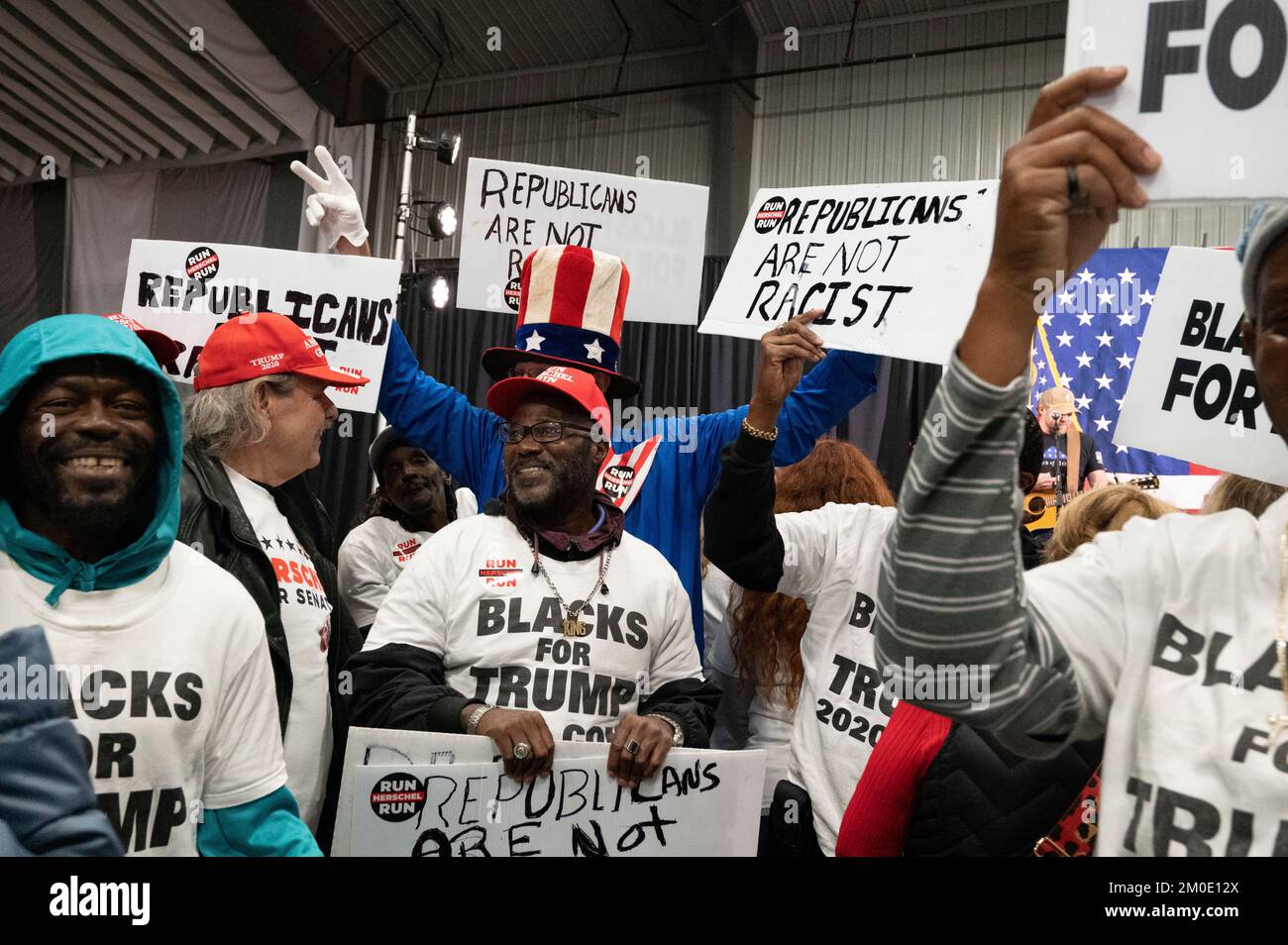 Kennesaw, Georgia, Stati Uniti. 5th Dec, 2022. I membri del gruppo Blacks for Trump si sono Uniti alla folla in un raduno per il candidato repubblicano della Georgia per gli Stati Uniti Senato HERSCHEL WALKER alla vigilia delle elezioni speciali di run-off in Georgia. Il gruppo proclama Trumpsters e i repubblicani non sono razzisti. (Credit Image: © Robin Rayne/ZUMA Press Wire) Foto Stock