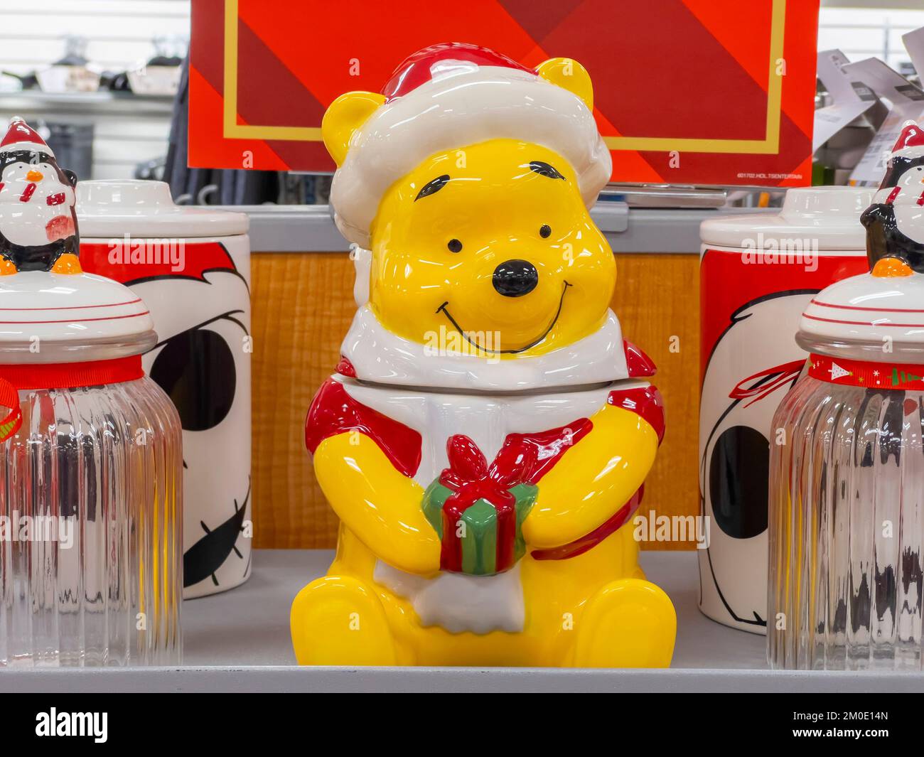 Winnie the Pooh tazza con decorazione di Natale per la vendita nel mercato di Natale in Massachusetts ma, USA. Foto Stock