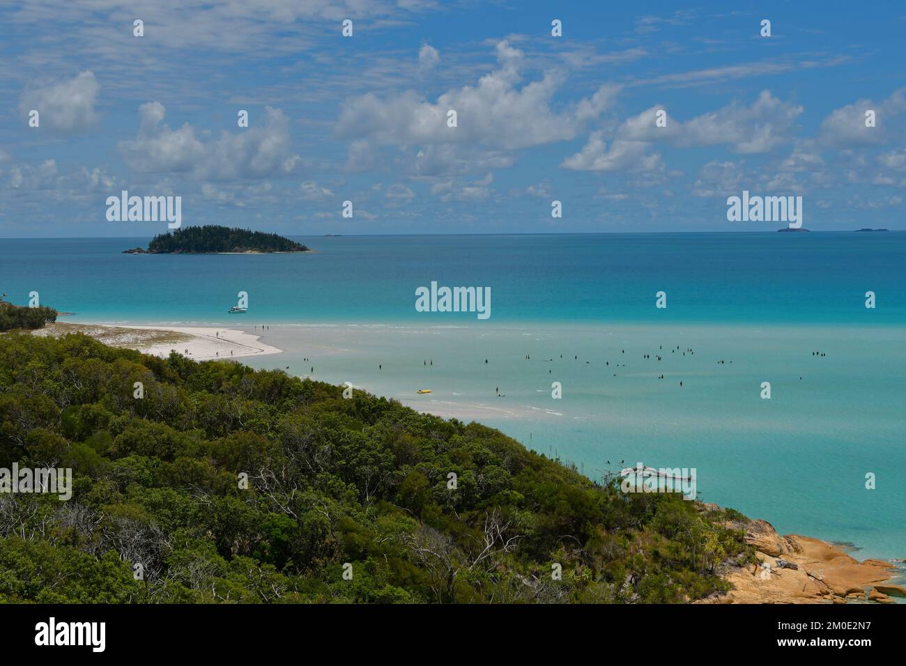 I turisti nuotano a Whitehaven Beach Hill Inlet Foto Stock