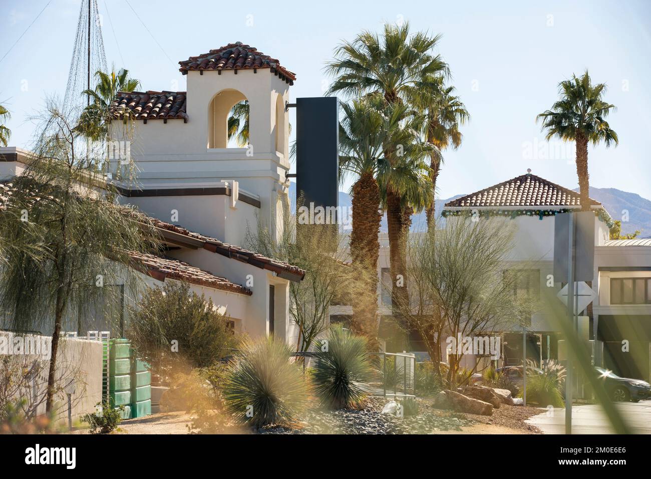 Vista incorniciata da palme del centro di Palm Desert, California, Stati Uniti. Foto Stock