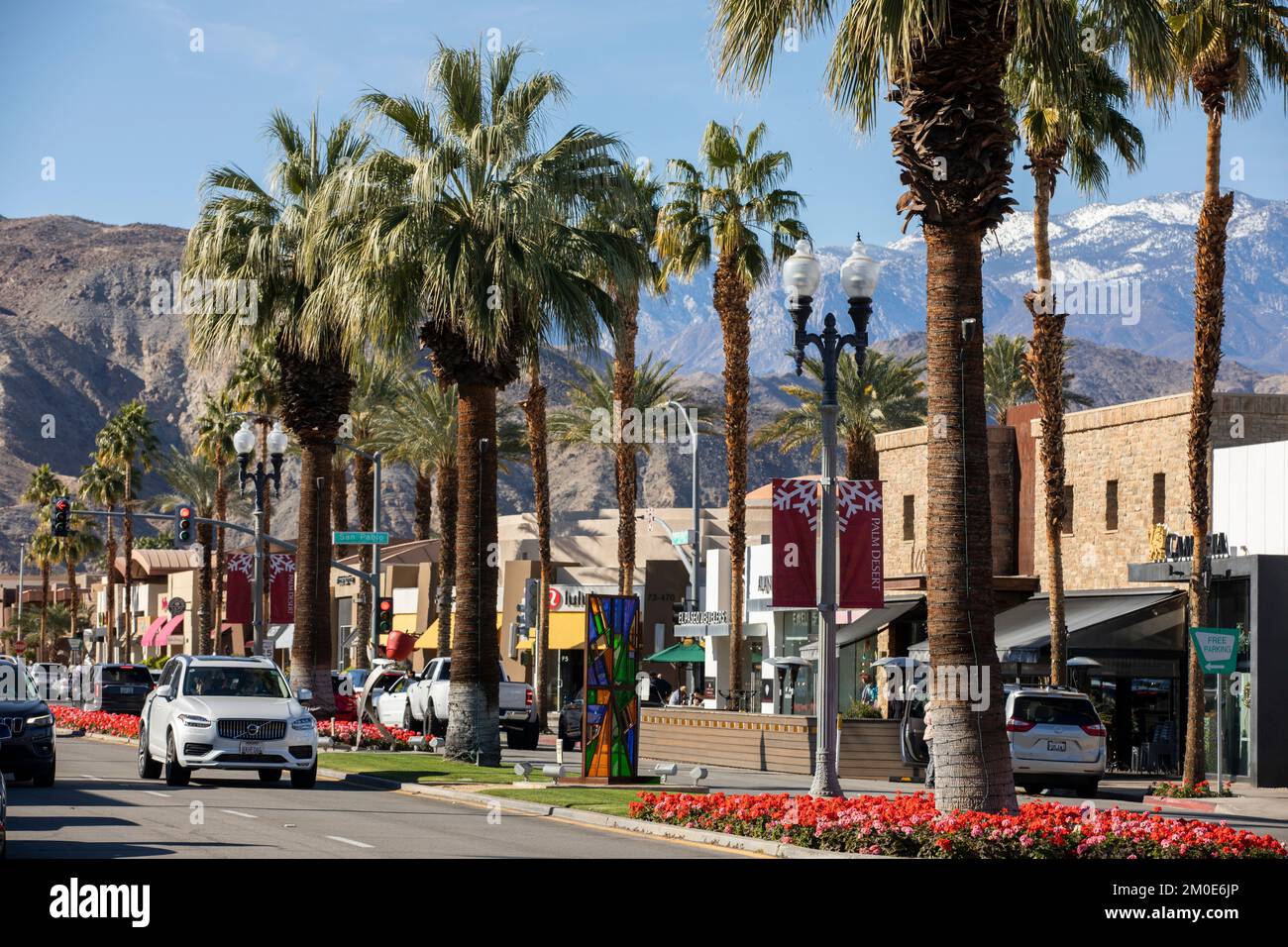 Palm Desert, California, USA - 1 gennaio 2022: La luce del sole del mattino illumina l'area del centro di Palm Desert. Foto Stock