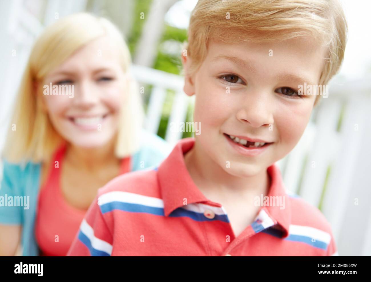 Rende la madre così orgogliosa. Un ragazzo con un dente mancante che passa il tempo con la madre. Foto Stock