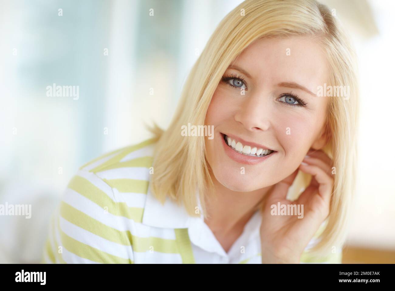 Oggi è solo per me. una bella donna bionda che si rilassa a casa. Foto Stock