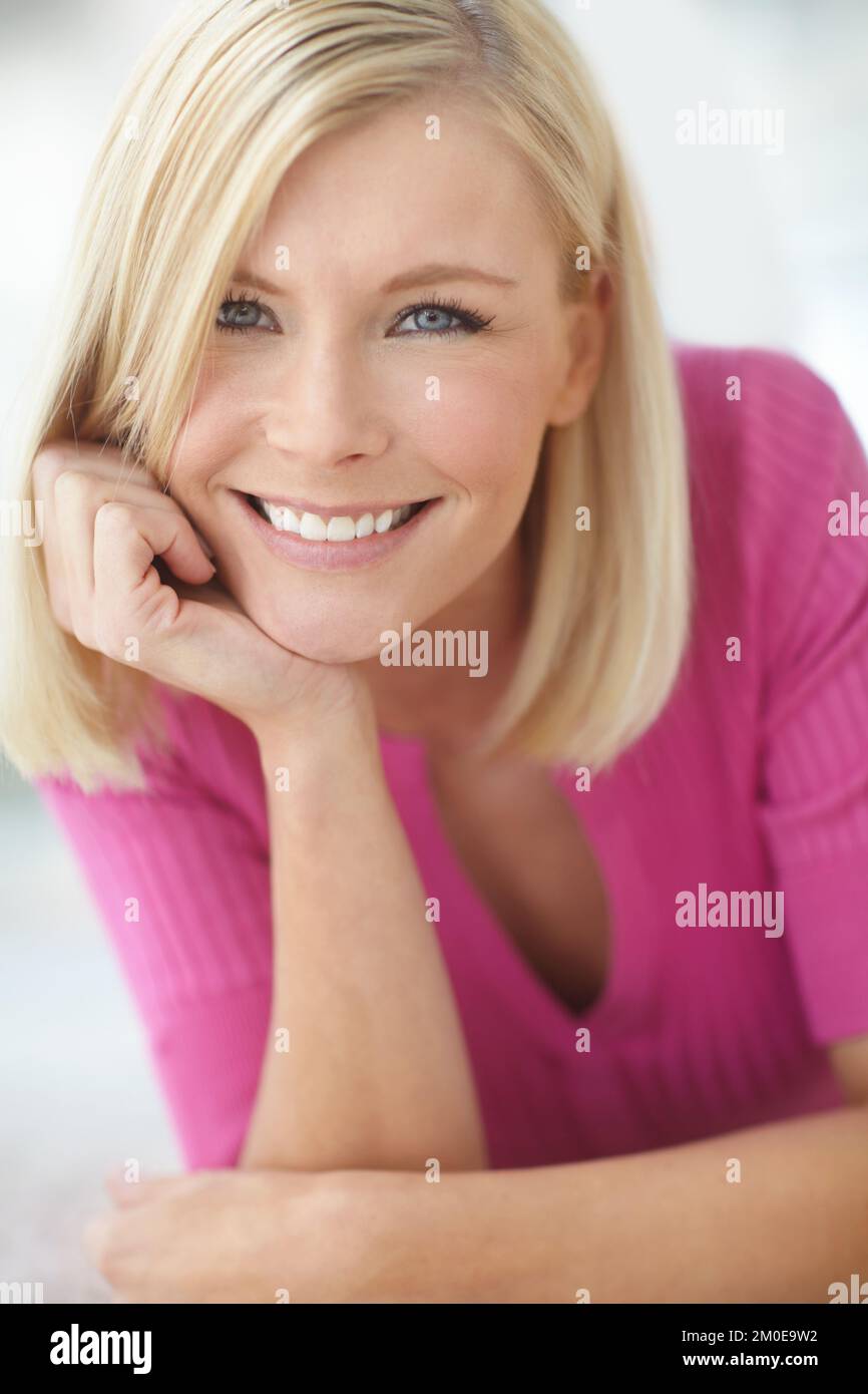 Oggi è solo per me. una bella donna bionda che si rilassa a casa. Foto Stock