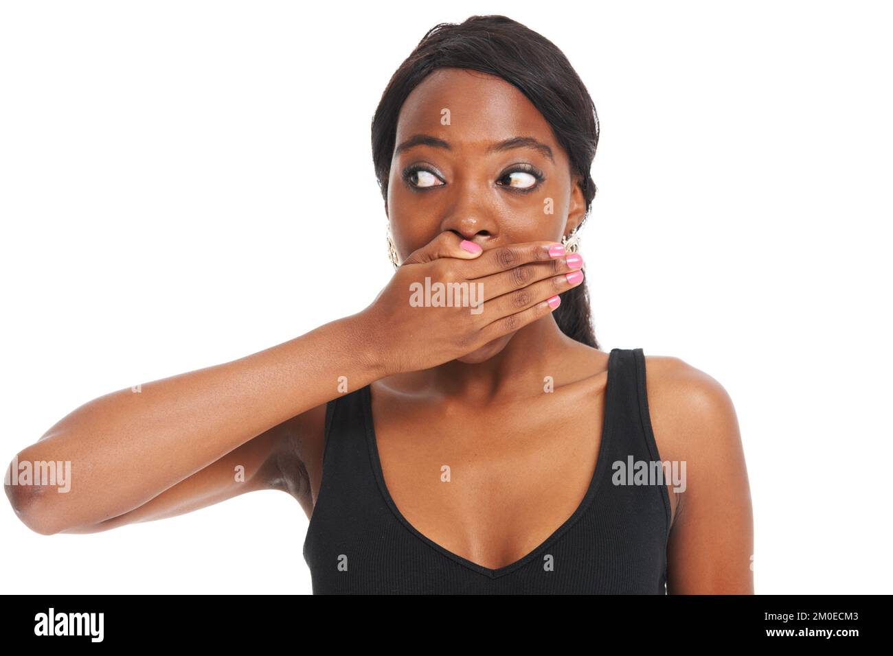 Mantenere un segreto isnt sempre facile. Giovane donna che copre la bocca e che guarda scioccato mentre isolato su bianco. Foto Stock