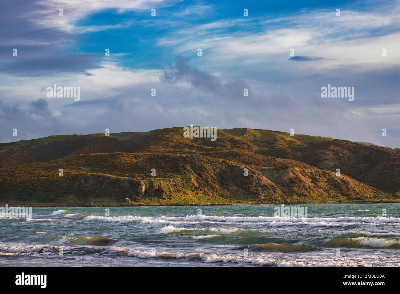 Una bella collina costiera al crepuscolo Foto Stock