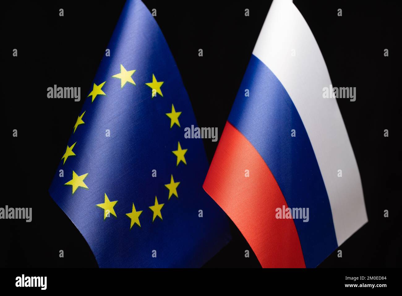 Bandiere dell'Unione europea e della Russia, concetto di relazioni tra le due entità, conflitto e negoziati Foto Stock