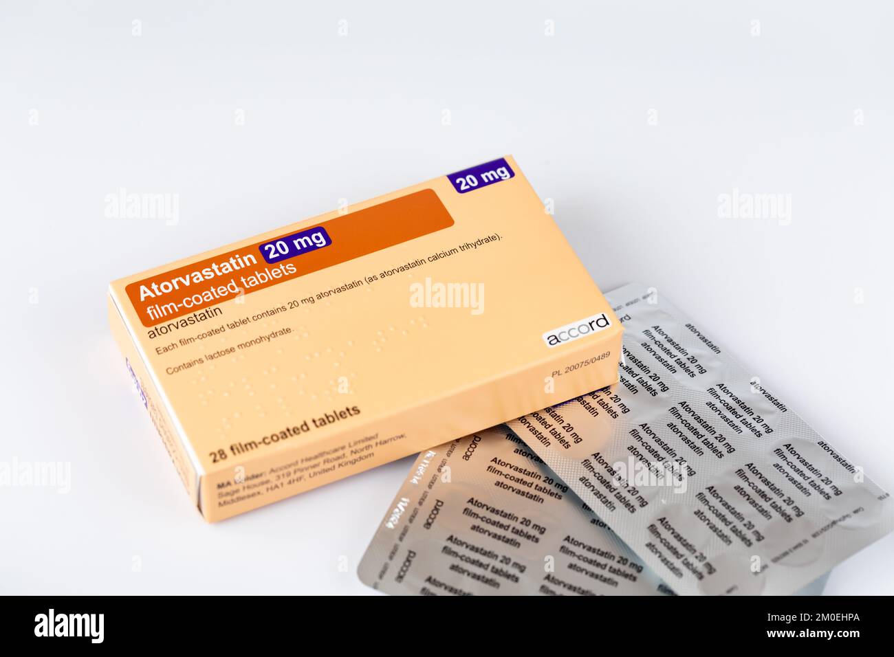 Confezione e blister da 20 mg di Atorvastatin statina farmaco per abbassare il colesterolo e prevenire l'attacco di cuore. Foto Stock