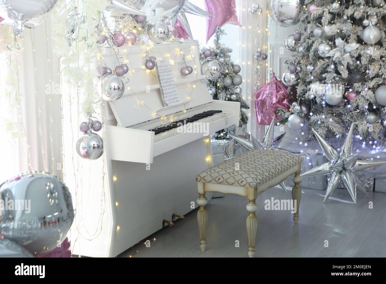 Pianoforte bianco nelle decorazioni natalizie Foto Stock