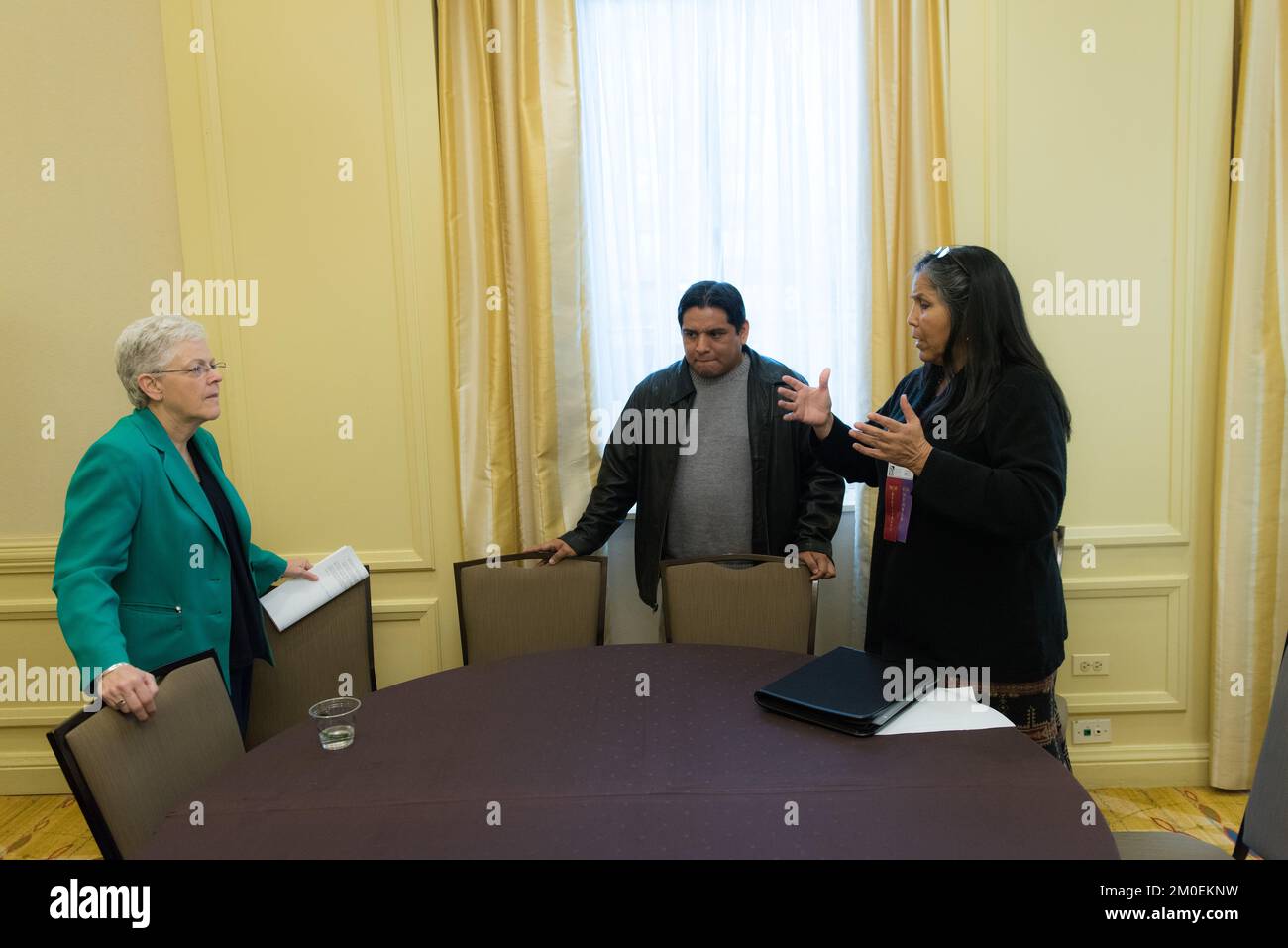 Ufficio dell'Amministratore - Congresso Nazionale degli Indiani Americani - Amministratore Gina McCarthy e Capo della minoranza della Camera Nancy Pelosi che parla alla NCAI , Agenzia per la protezione ambientale Foto Stock