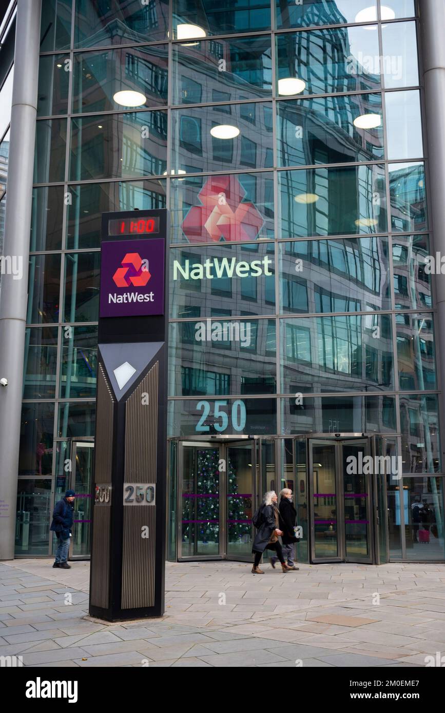NatWest bank, 250 Bishopsgate, Londra, Regno Unito. National Westminster Bank, ingresso della sede centrale di Londra con logo e numero di indirizzo Foto Stock