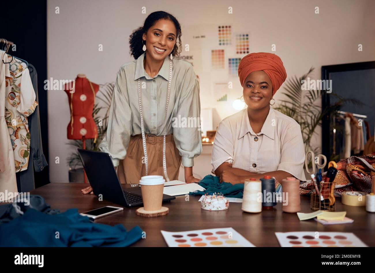 Ritratto, donne nere e posto di lavoro moda, notebook e prepararsi per la sfilata, ordine completo e parlare per la crescita del business. Afroamericano Foto Stock