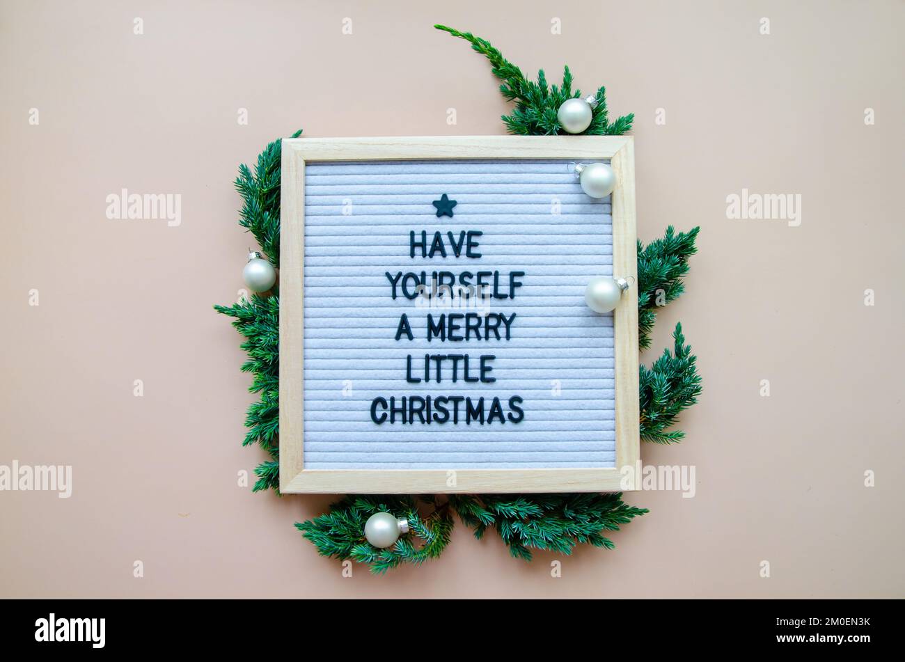 Natale flatlay lettera bordo ortografia si sono un buon Natale con decorazioni e palle di Natale. Biglietto di Natale, auguri di Natale Foto Stock