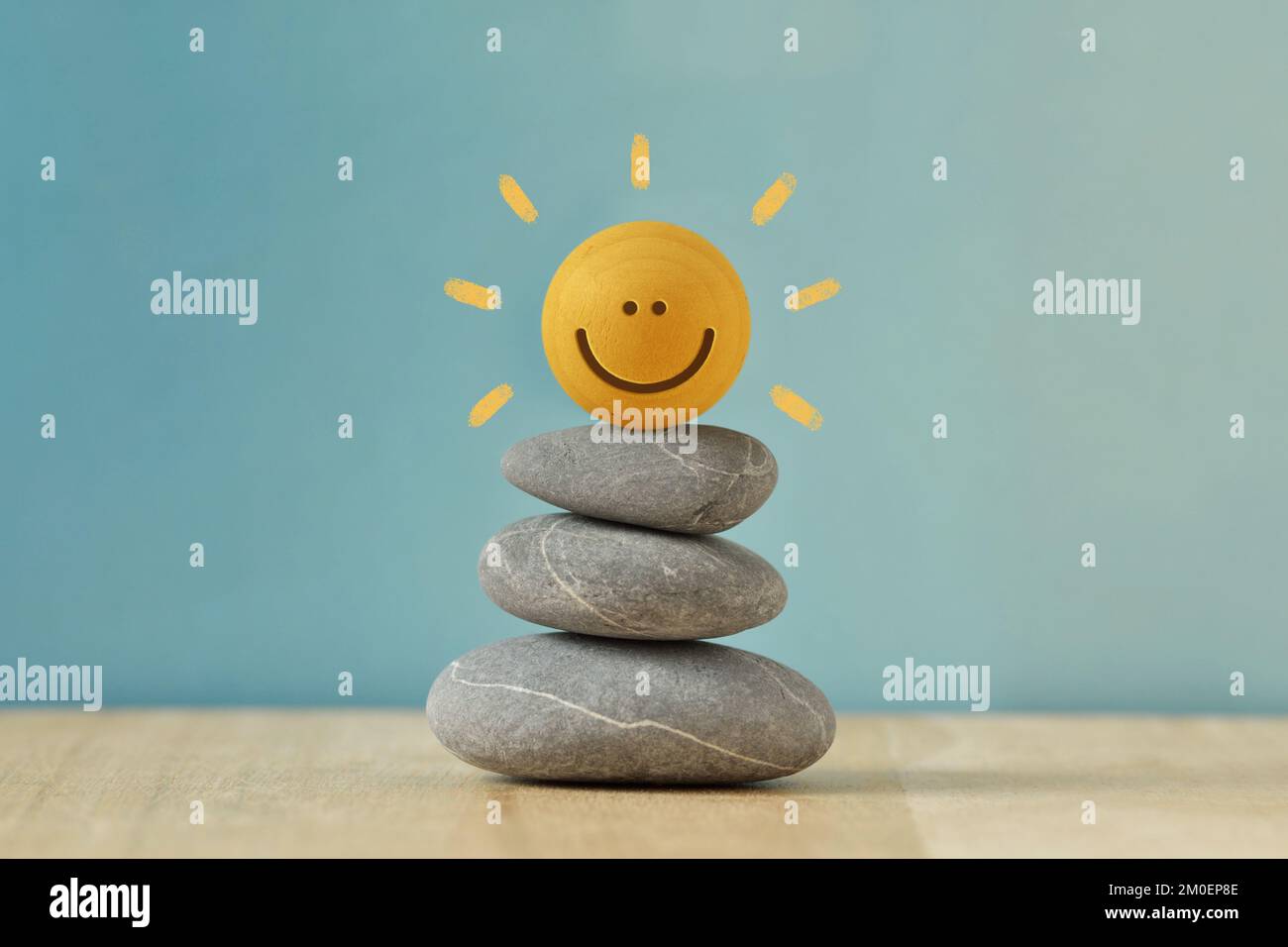 Pietre Zen impilate con faccia rotonda felice - concetto di equilibrio mentale e positività Foto Stock