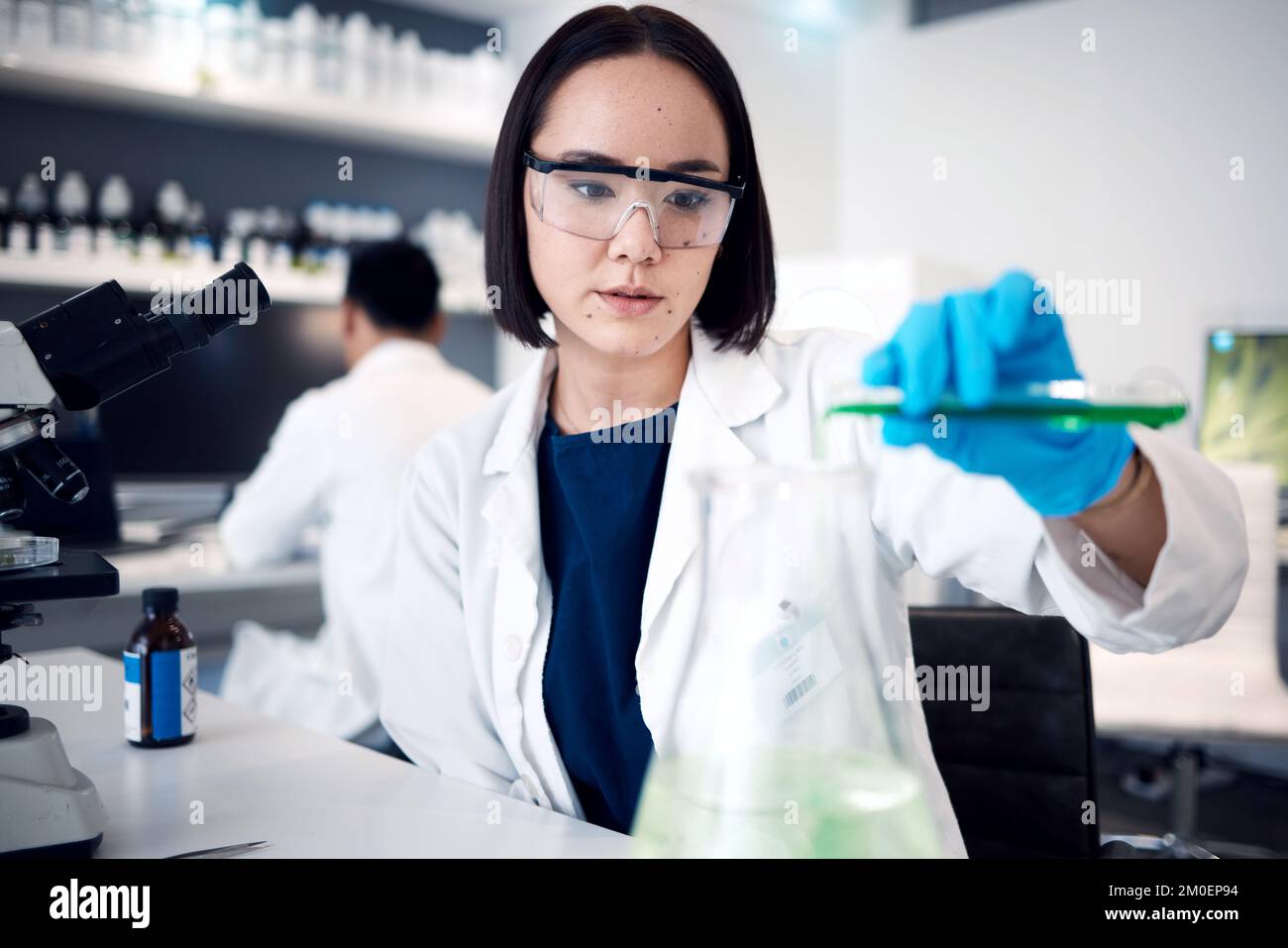 Scienziato, donna con provetta e test scientifico in laboratorio, liquido chimico per esperimenti e medico con ricerca per l'innovazione scientifica. Chimica Foto Stock