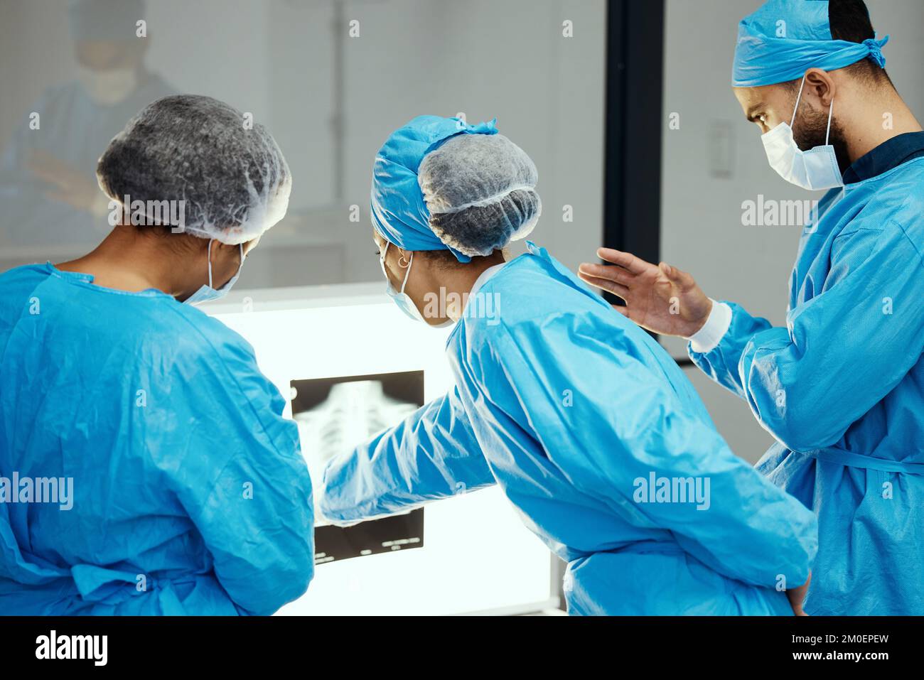 Chirurgia, raggi X e personale medico analizzano l'immagine prima di un intervento in una struttura sanitaria. Raggi X, personale chirurgico e collaborazione in un operatorio Foto Stock