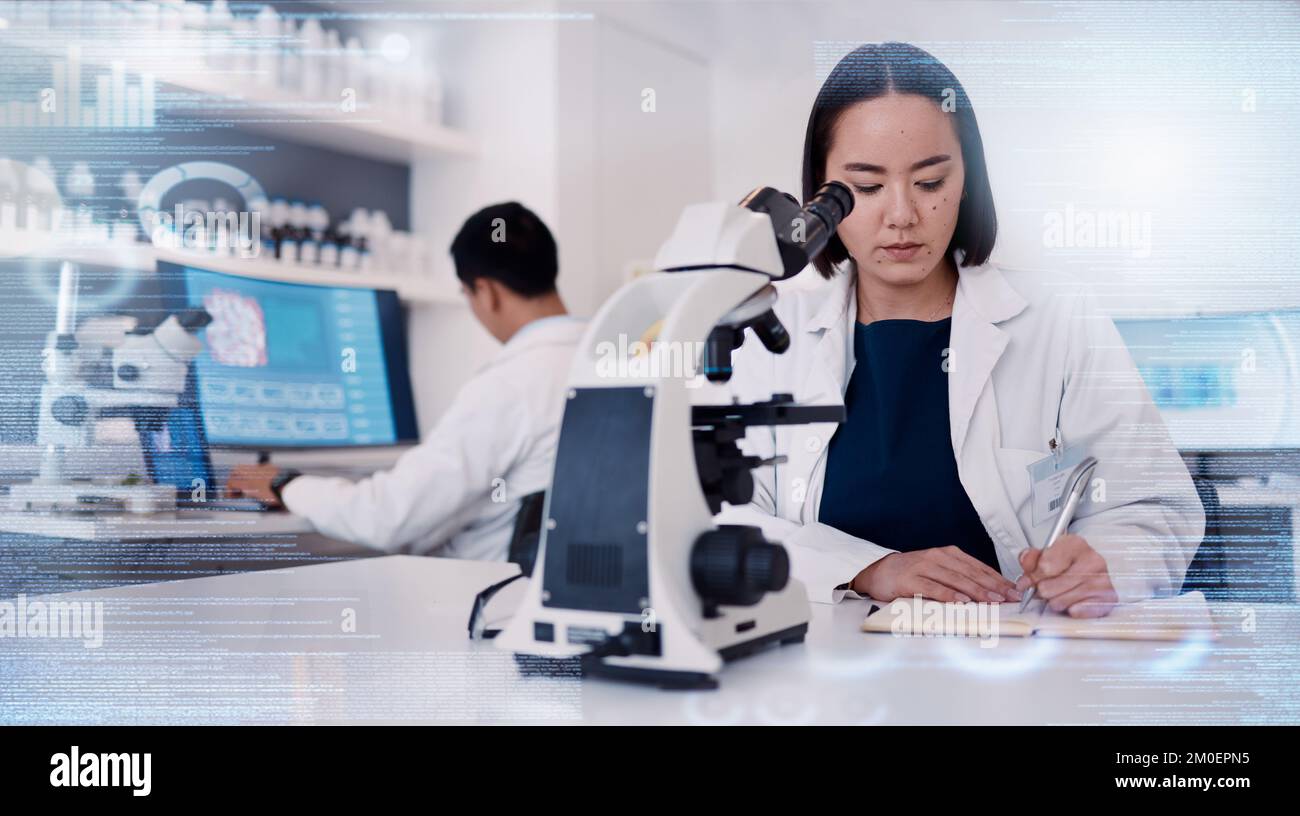 Scienziato in laboratorio, donna asiatica in scienza con microscopio e analisi dei rapporti di studio di ricerca con sovrapposizione dei dati. Innovazione nella biotecnologia Foto Stock