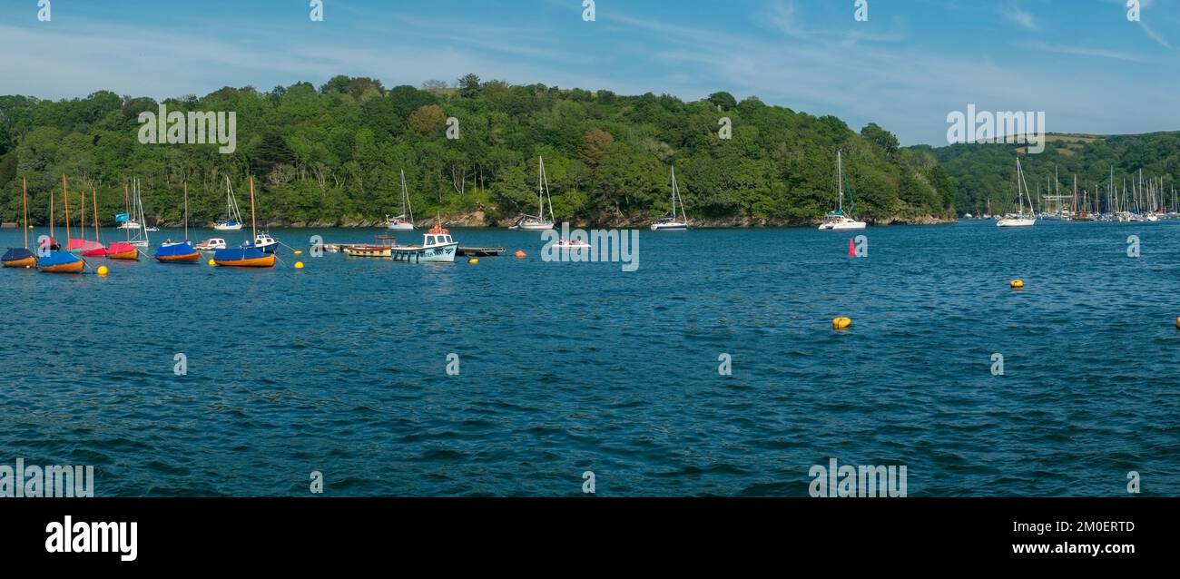 22nd luglio 2021 - Fowey, Regno Unito: La vista da una gita in barca intorno al porto di Fowey, Cornovaglia con abbondanza di attività sull'acqua. Foto Stock