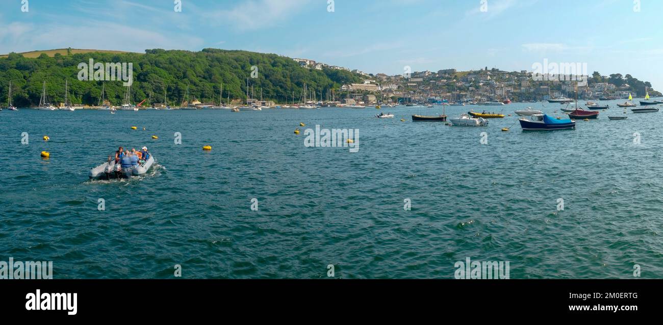 22nd luglio 2021 - Fowey, Regno Unito: La vista da una gita in barca intorno al porto di Fowey, Cornovaglia con abbondanza di attività sull'acqua. Foto Stock