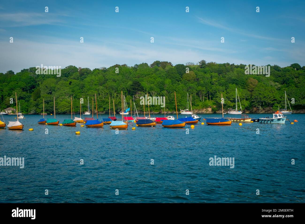 22nd luglio 2021 - Fowey, Regno Unito: La vista da una gita in barca intorno al porto di Fowey.. Barche a vela colorate ormeggiate. Foto Stock